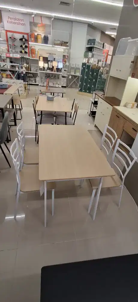 Meja Makan Minimalis