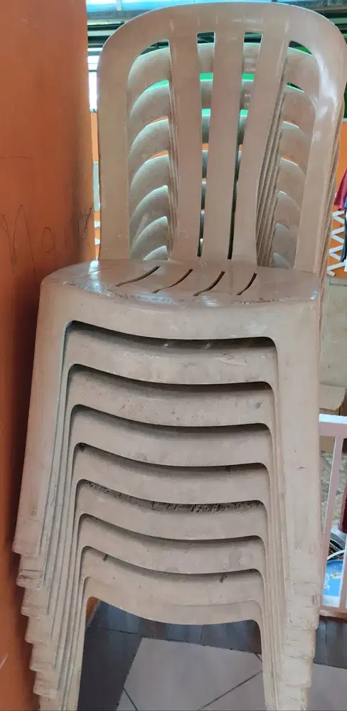 Kursi plastik bekas Lion Star