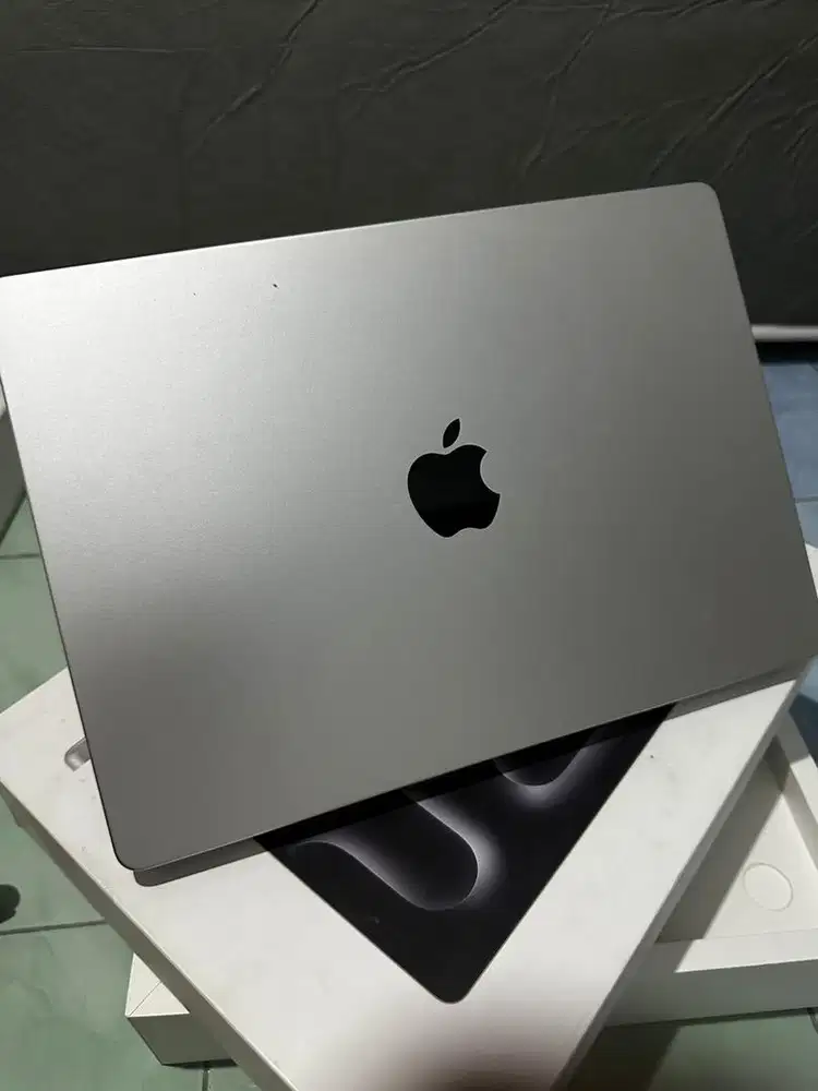 Macbook pro M3 14inch 8/512gb garansi on s/d 2027