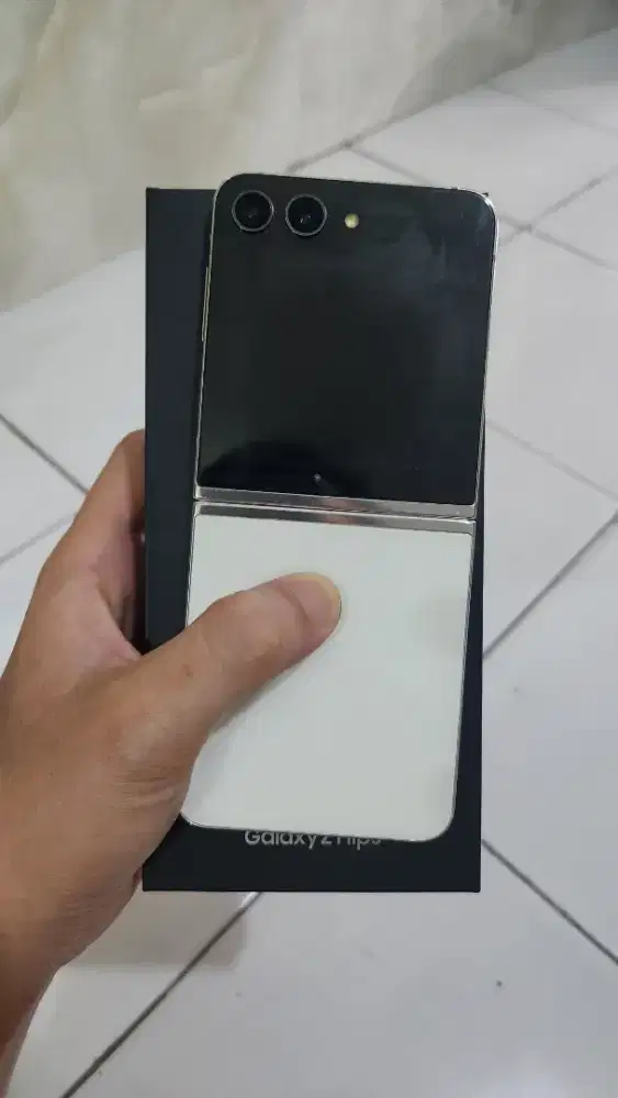 Samsung Z Flip 5 256GB Cream Normal Mulus Minus Pink Line