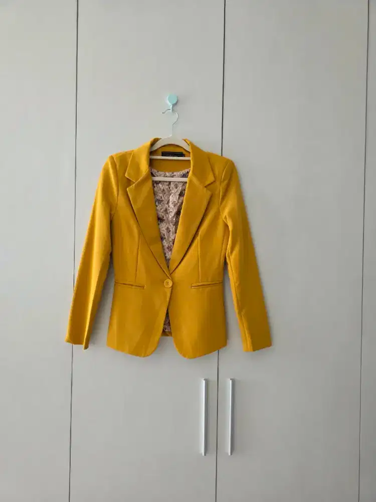 Blazer kuning dalam motif bunga
