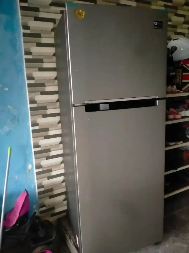 jual kulkas dua pintu masih dingn
