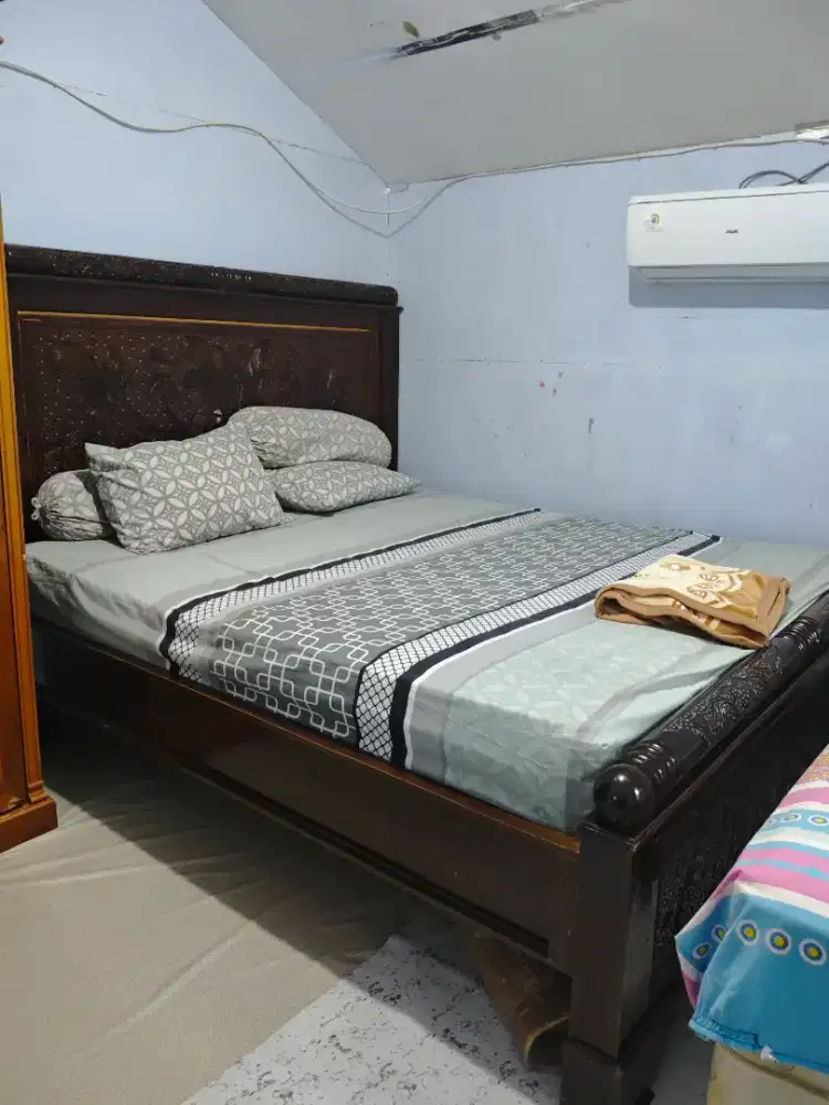 SET ISI KAMAR (DIPAN, LEMARI 3 PINTU DAN MEJA RIAS)