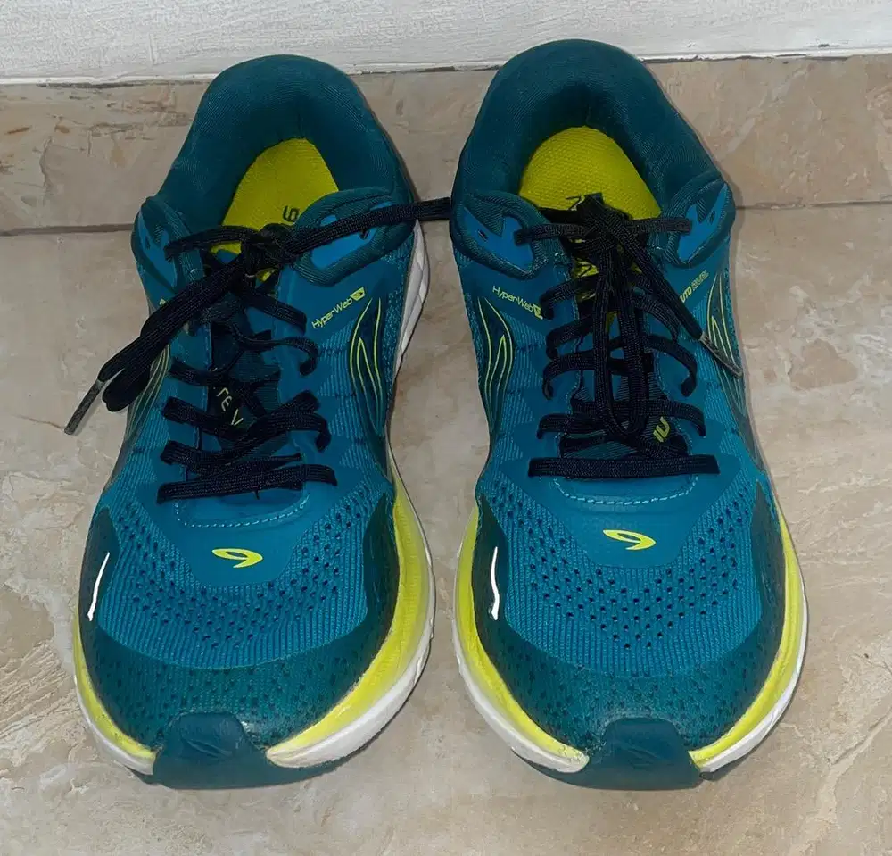 Preloved Sepatu Lari / Running Shoes 910 Fuuto Rival