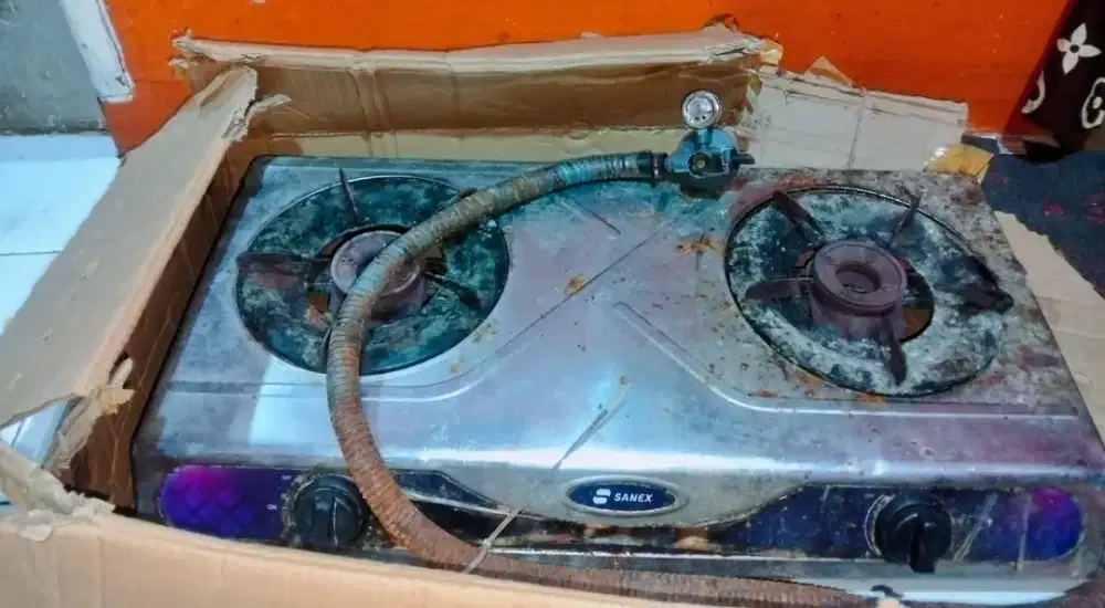 Kompor 2 tungku merk sanex + selang regulator apaadanya