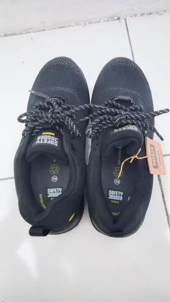 Sepatu safety jogger