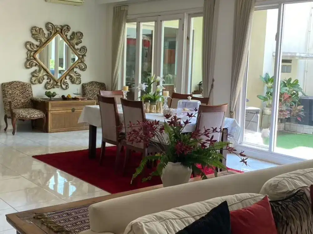 Rumah mewah dalam Komplek Raffles Hills Cibubur semi Furnish
