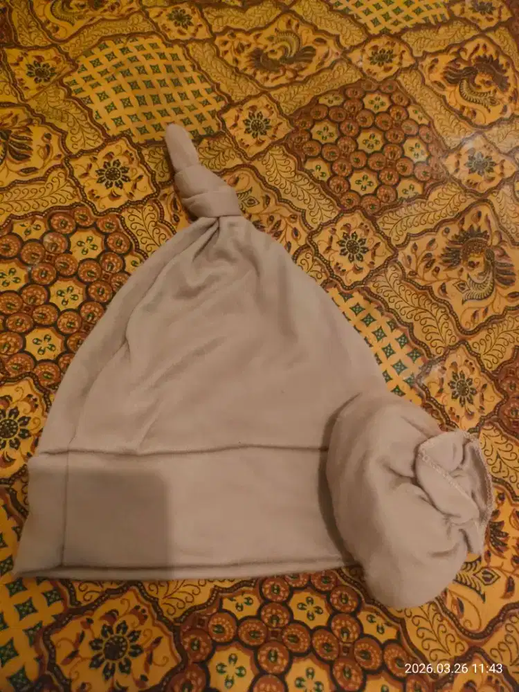 Topi dan sarung tangan dan kaki bayi