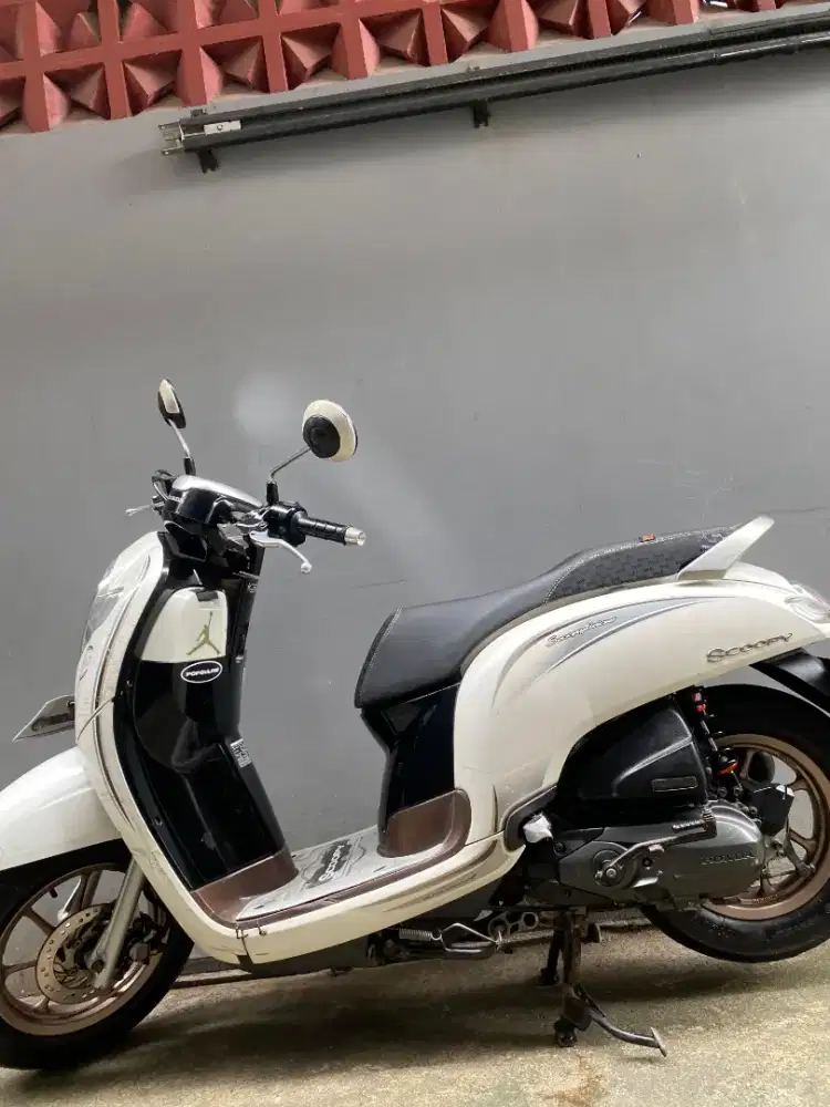 Scoopy Stylish White 2018