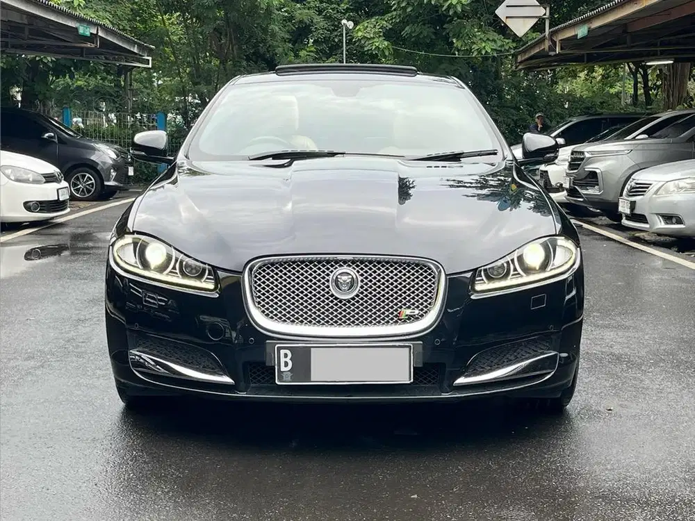 TERMURAH!! JAGUAR XF 3.0 V6 AT HITAM 2011 (PEMAKAIAN 2012)