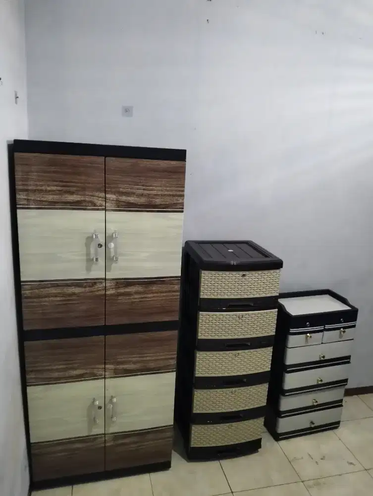 Lemari plastik dan rak pakaian