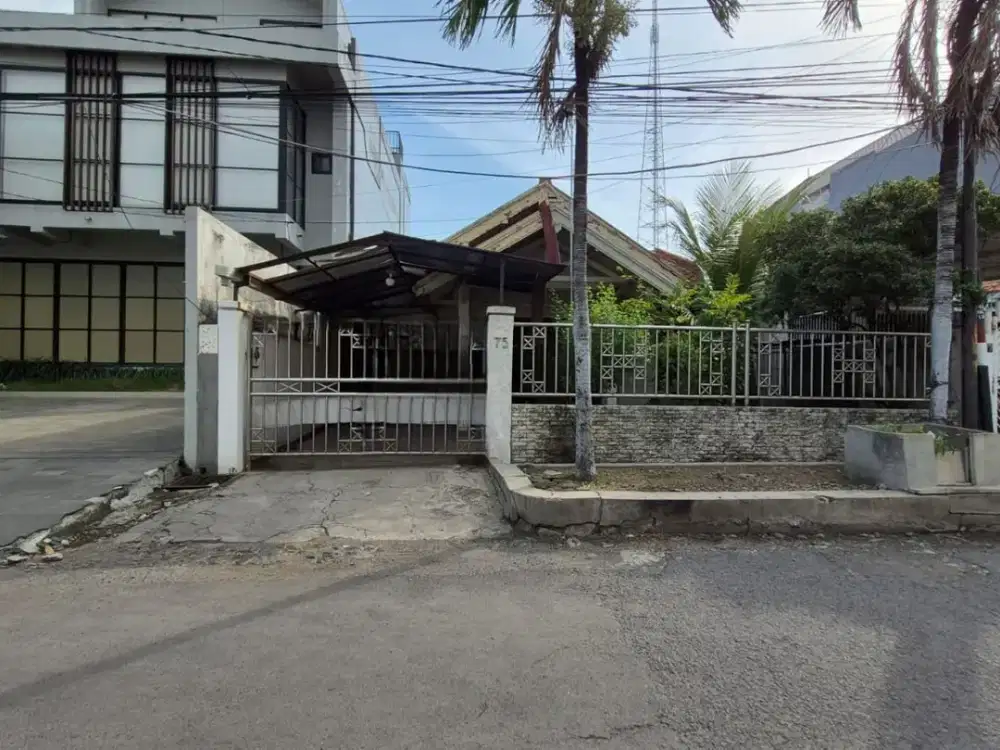 Rumah Simpang Darmo Permai