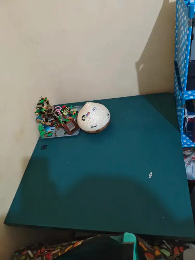 Meja makan dan kursi