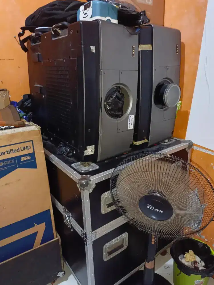 Projector eiki 16rb K