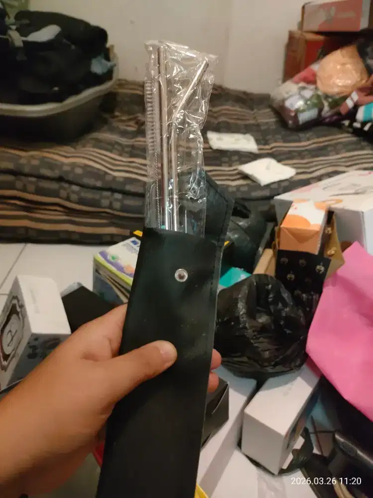 Satu set sedotan stenles dan sikatnya