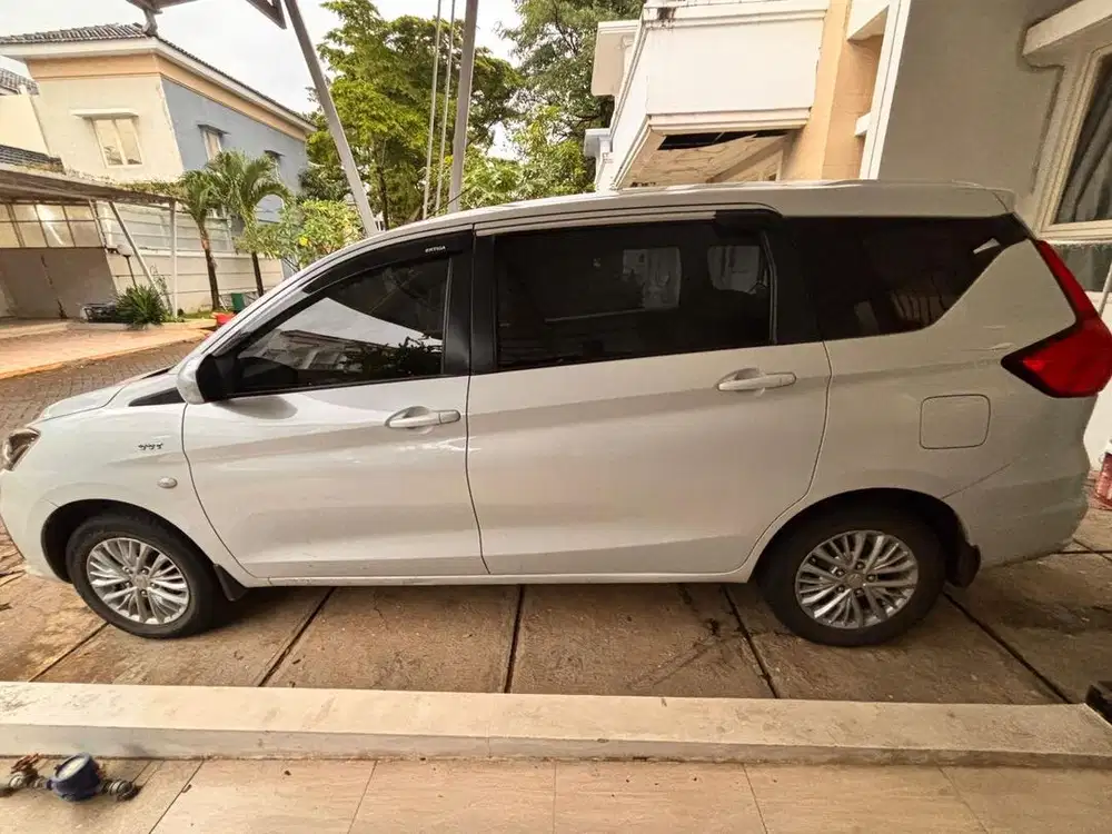 Mobil Bekas Ertiga 2019 Putih