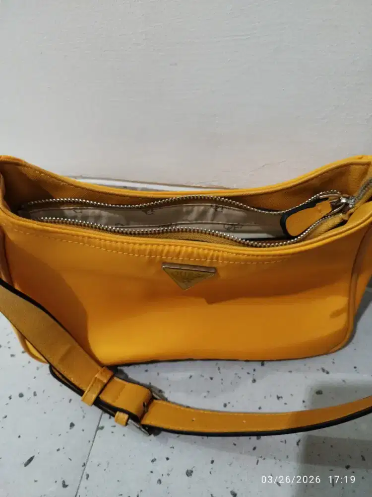 Tas bahu guess kecil