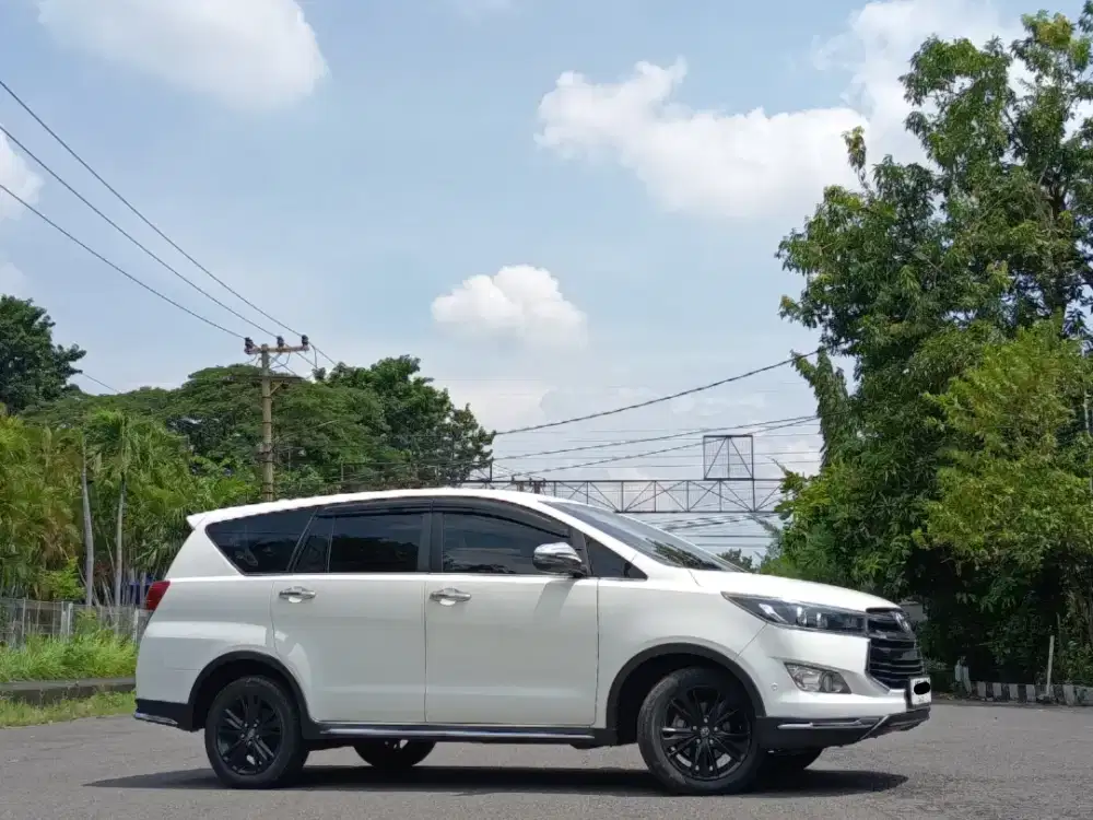 [KM:69rb'an] Toyota Kijang Innova Venturer Diesel 2018 Automatic Solar