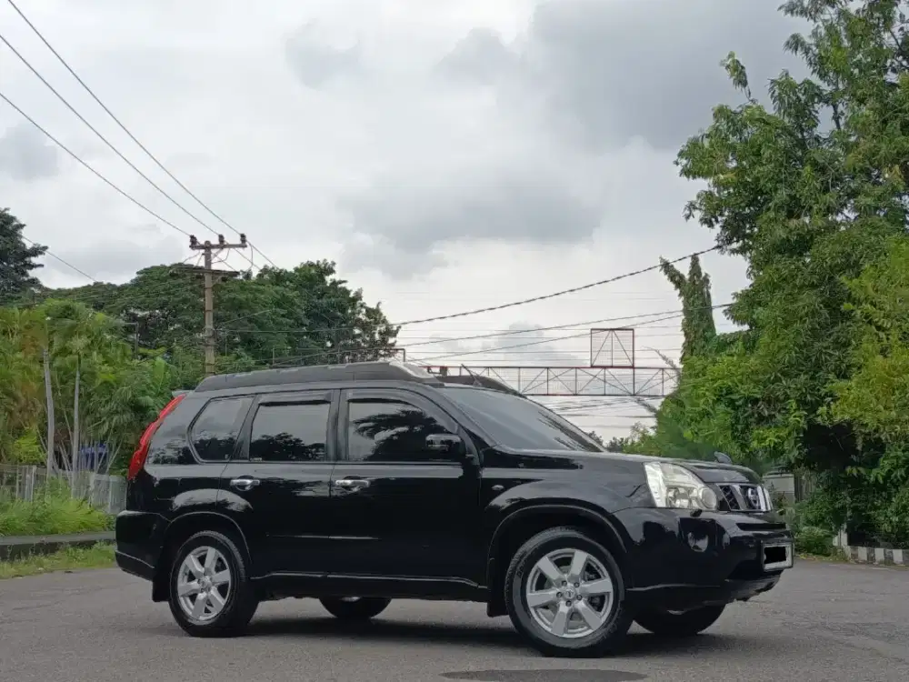 Nissan Xtrail 2.5 XT Automatic Hitam