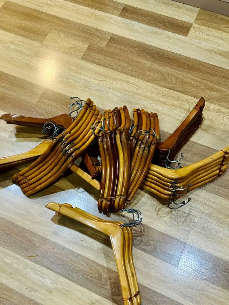 Gantungan baju dewasa