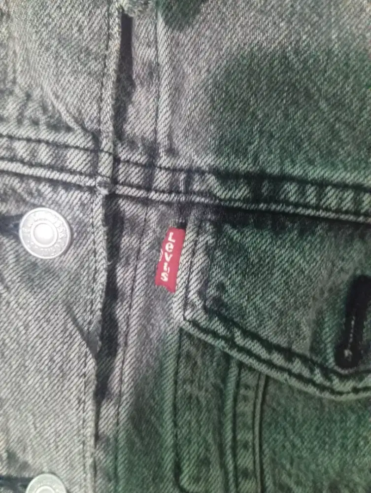 Jaket Levis size L tapi M muat slimpit