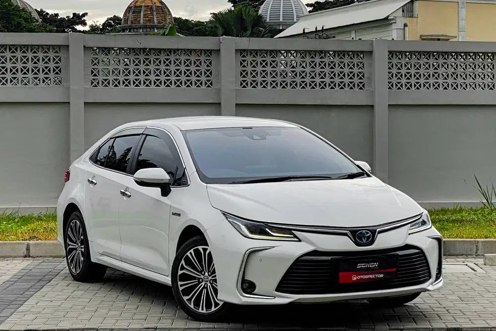 Toyota Corolla Altis 1.8V 1.8 V Hybrid AT Matic 2022 Putih Metalik.