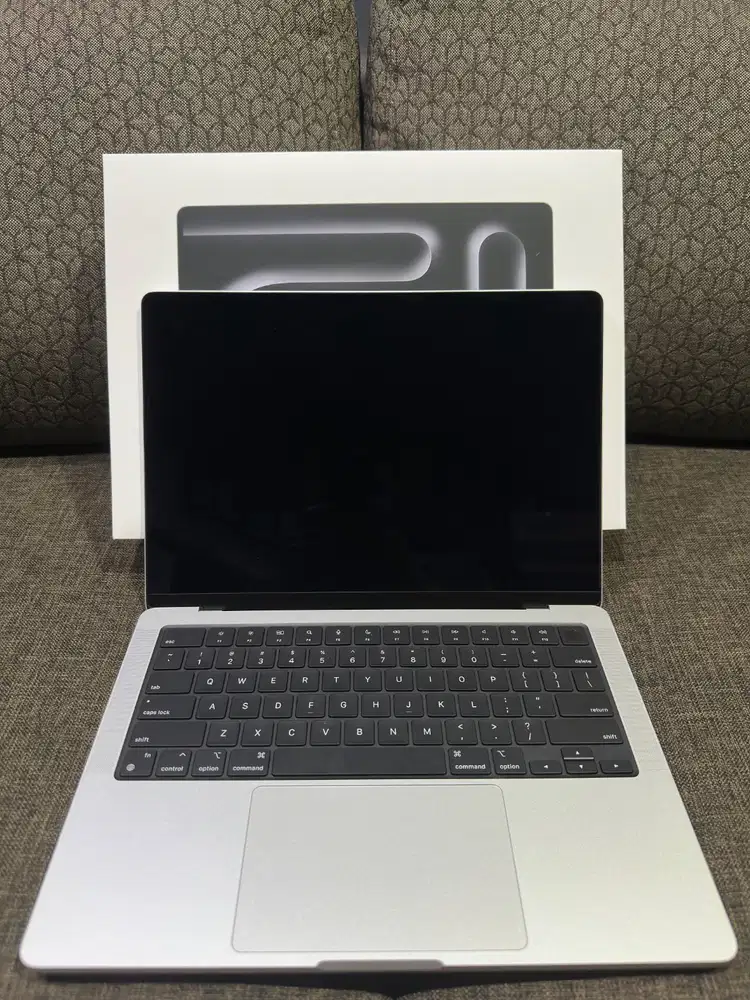 MacBook Pro M3 14Inch Silver 8 512GB | Garansi On Des 2026
