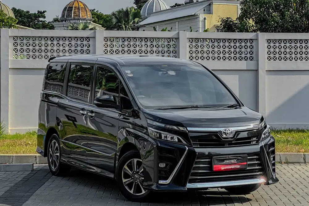 Toyota Voxy 2.0 Sunroof Moonroof AT Matic 2018 Hitam.