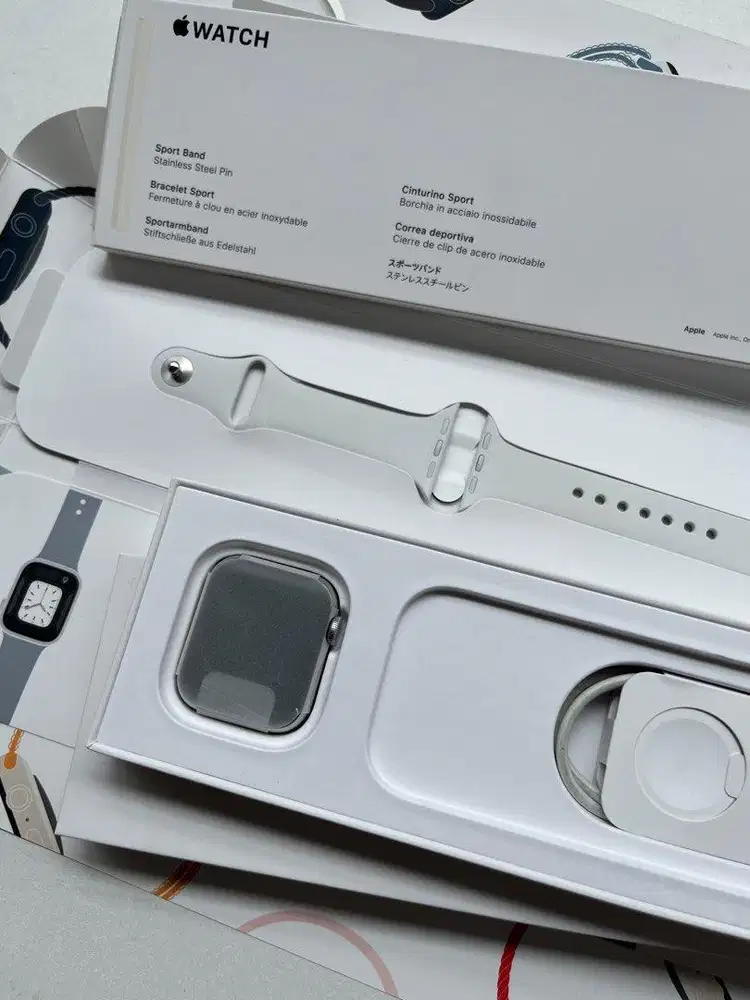 Apple Watch SE GPS 40mm Silver Al With White Sport Band