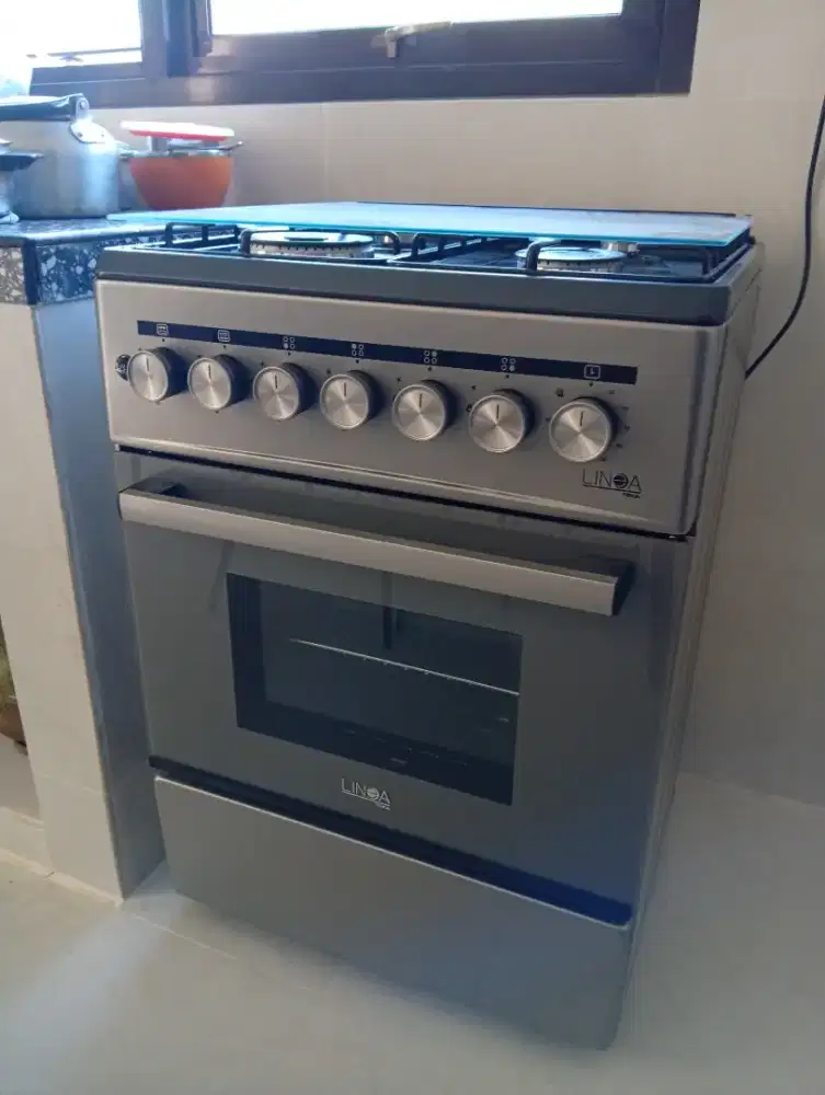 Kompor gas freestanding 4 tungku dan oven, pemakaian kurang dr 1 bulan