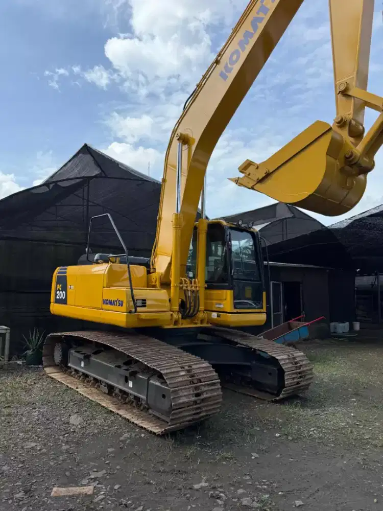 Excavator Komatsu PC 200-8 tahun 2016