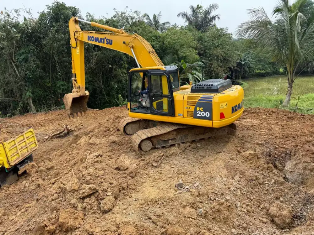 Excavator Komatsu PC 200-8 tahun 2017