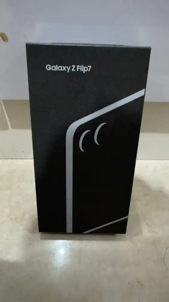 Samsung Z Flip 512 GB 2025 warna biru gelap