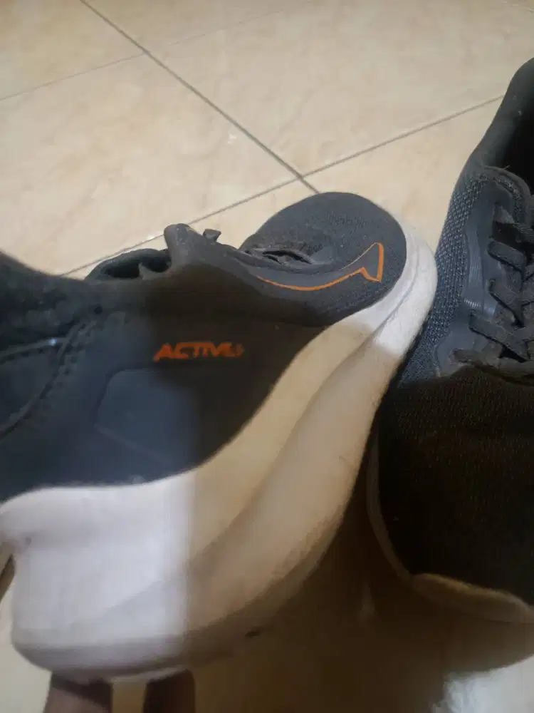 Sepatu bekas abu abu