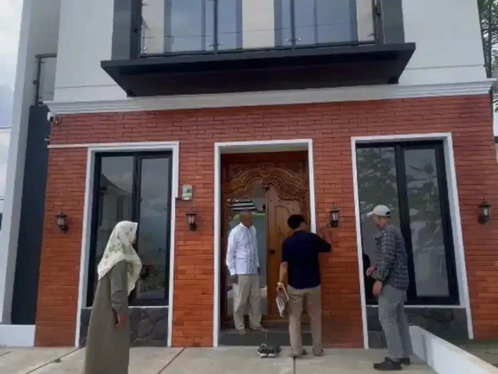 Villa Mewah Dengan akses jalan yang luas dekat jalan raya utama