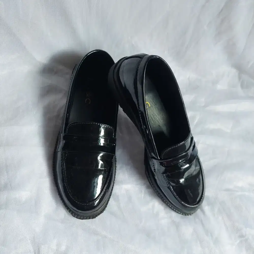 Sepatu warna Hitam cantik
