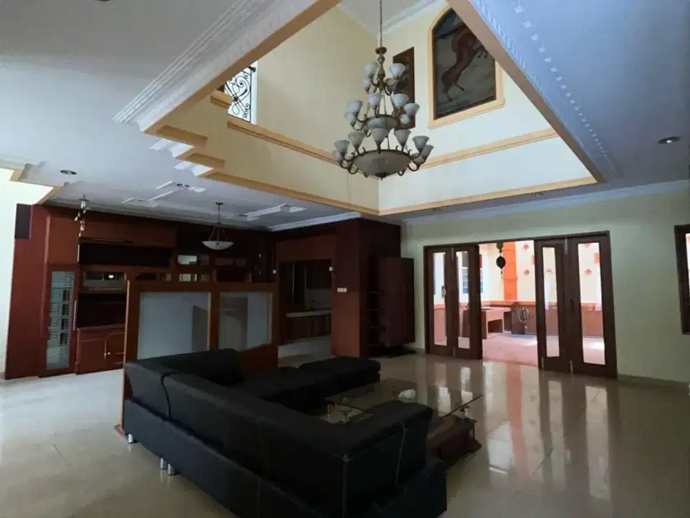 Rumah Mewah Megah 3 Lantai di Pasteur Bandung - LT 330m² Strategis Dekat Tol