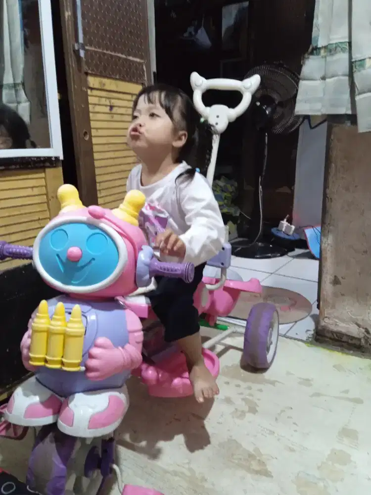 Sepeda tiga roda anak