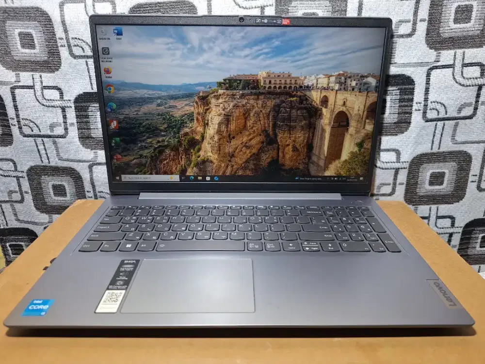 Laptop lenovo Core i3 gen 12 ram 8gb keyboard nyala layar FHD mantap