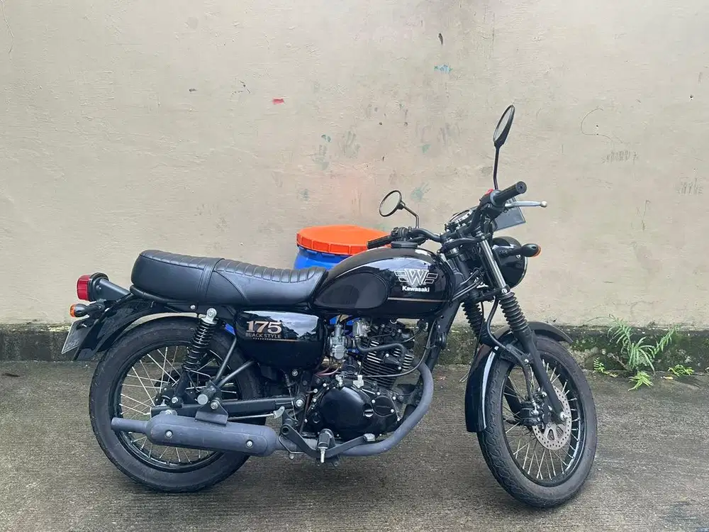 For sale Kawasaki W175 SE Black Style.