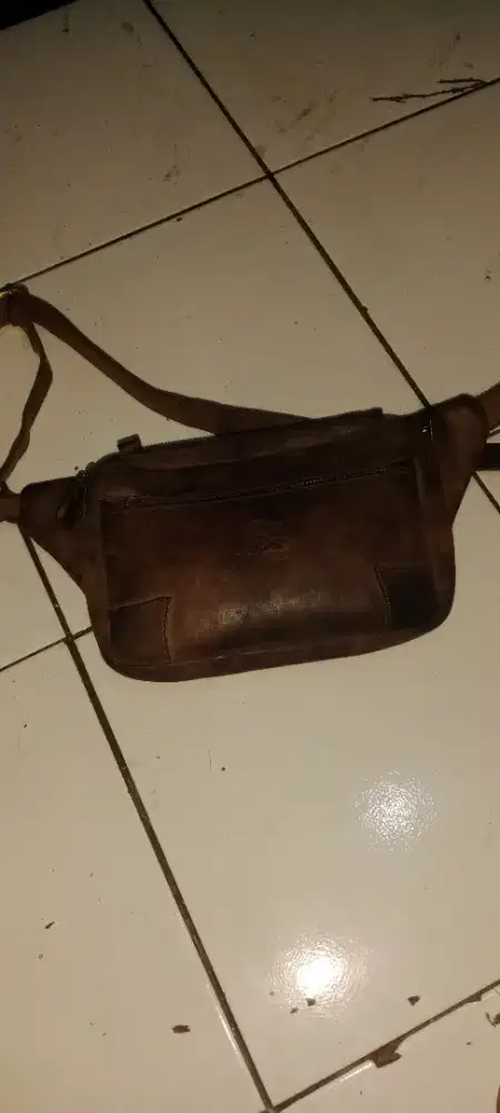 Tas kulit orijinal reven minus sleting atasnya aga longgar