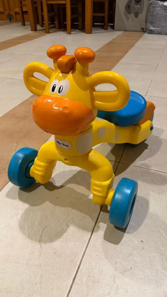 Sepeda roda tiga merek LITTLE TIKES