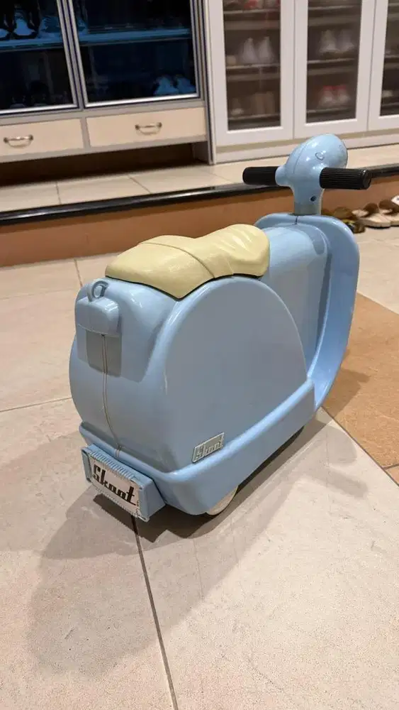 2in1 koper & mainan vespa anak merek Skoot Mothercare