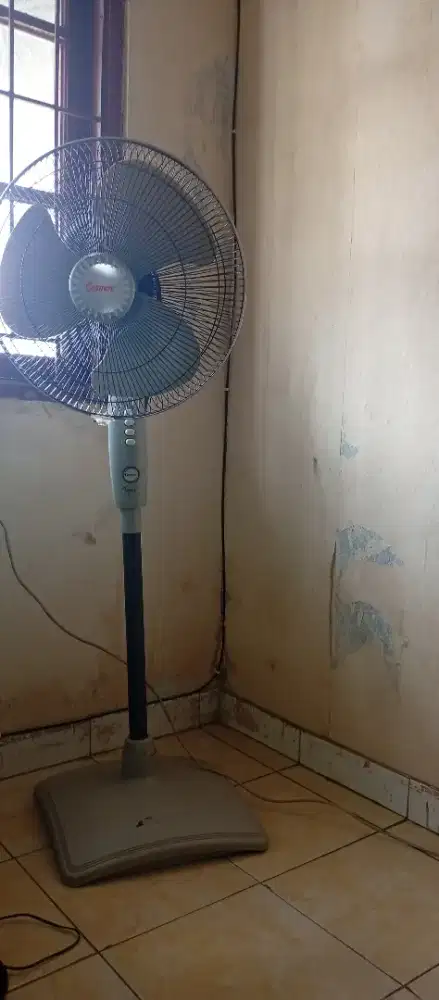 Di jual kipas angin merk oiyama dua buah mash bagus dan mulus