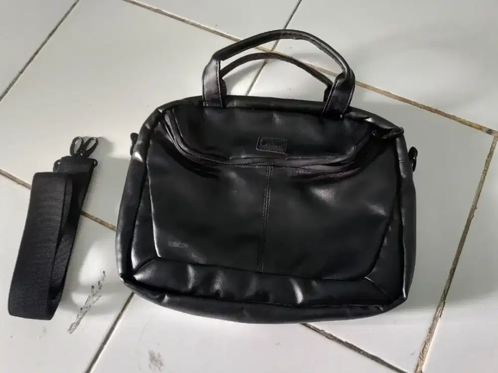 Tas selempang hitam