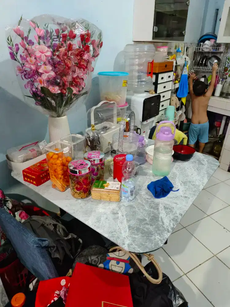 Meja makan bahan kaca kaki besi kokoh