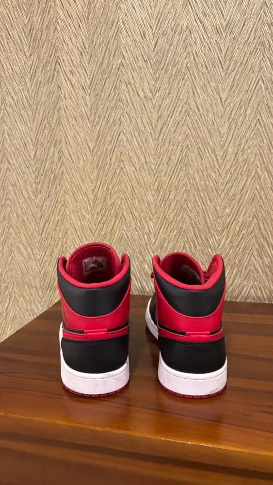 Nike Air Jordan 1 Mid Alternate Bred