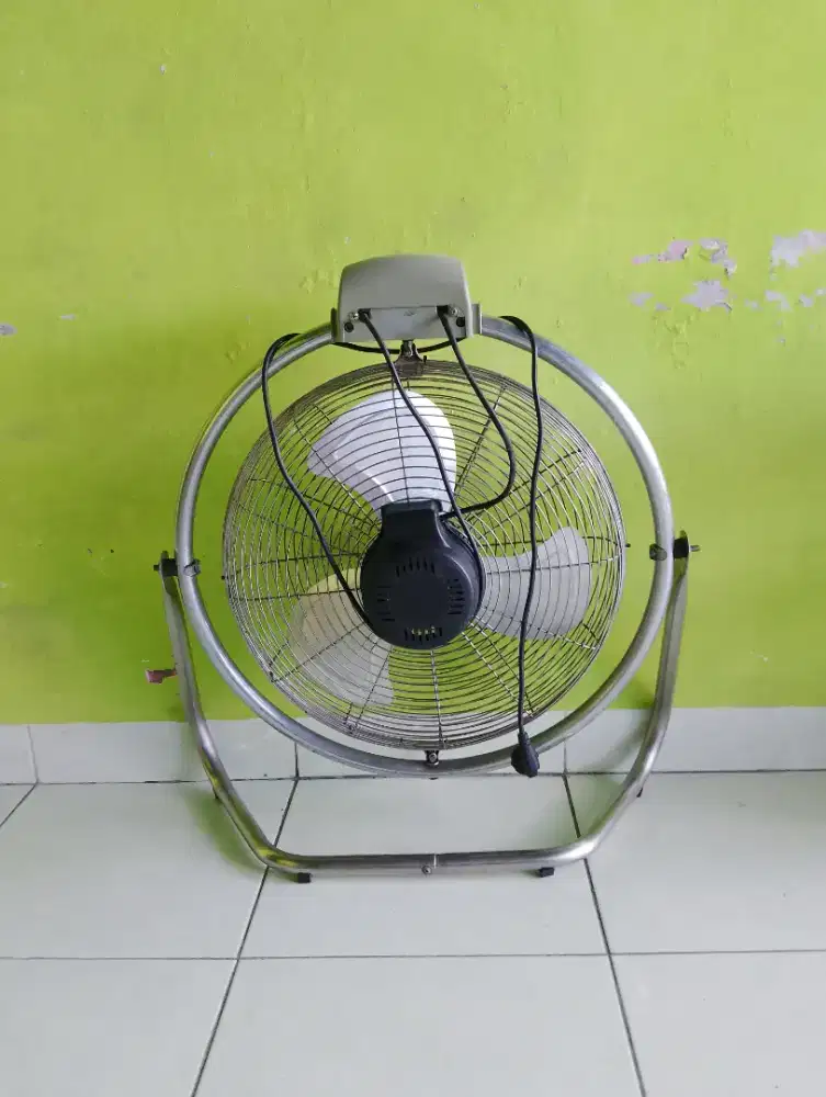 Kipas angin duduk/dinding merk World star 22 inc pakai remote