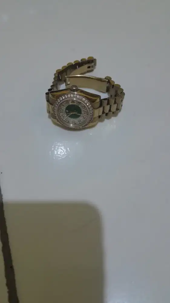 Jual cepat jam tangan wanita merek Guees