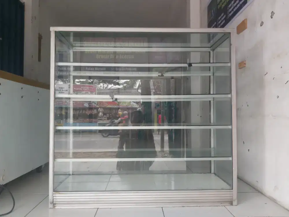 Etalase ukuran 120 cm X 115 cm